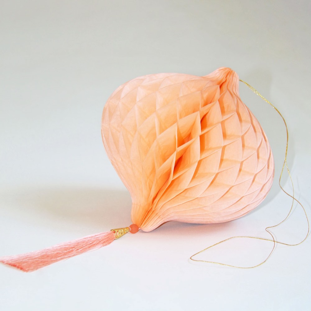 Бумажное украшение Шар-соты с кисточкой 15 см, персиковый Бумажное украшение Шар-соты с кисточкой 15 см, персиковый
